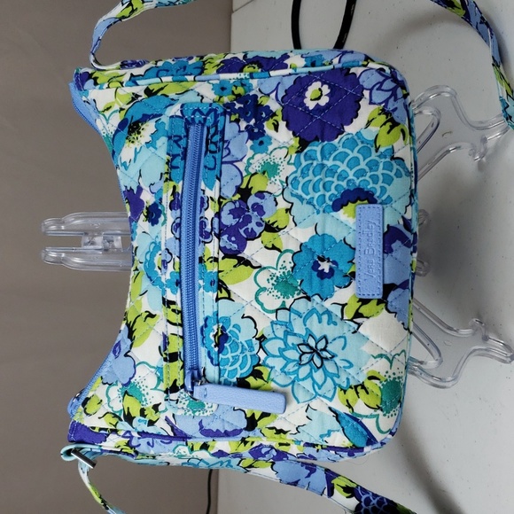 Vera Bradley Handbags - Vera Bradley Crossbody Bag